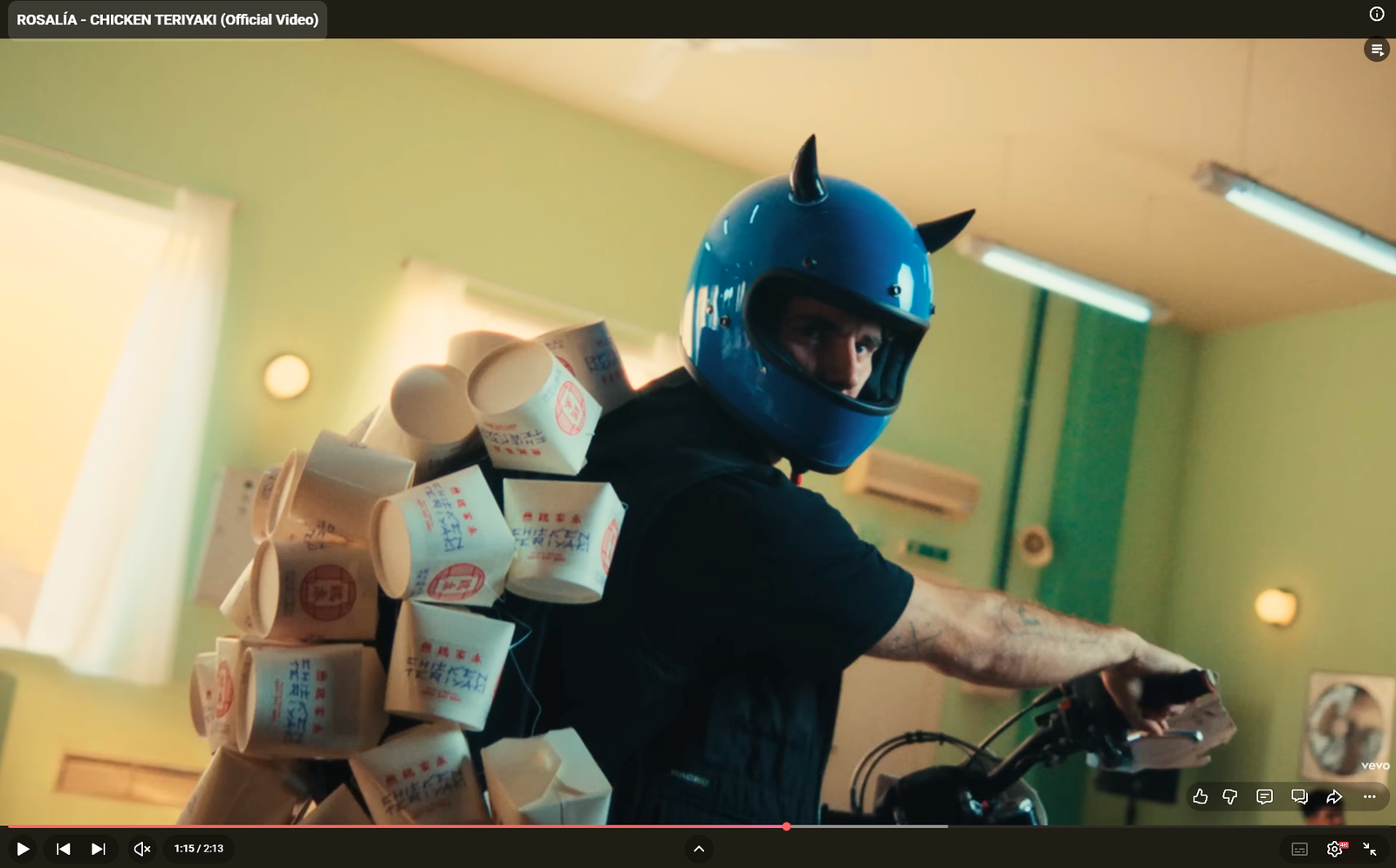 Piloto con casco azul en una escena de Chicken Teriyaki