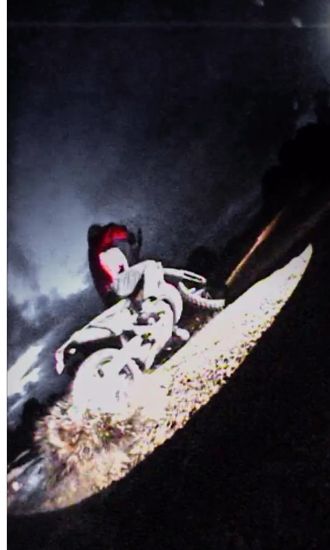 Escena de conducción de la moto en el vídeo promocional de Crush