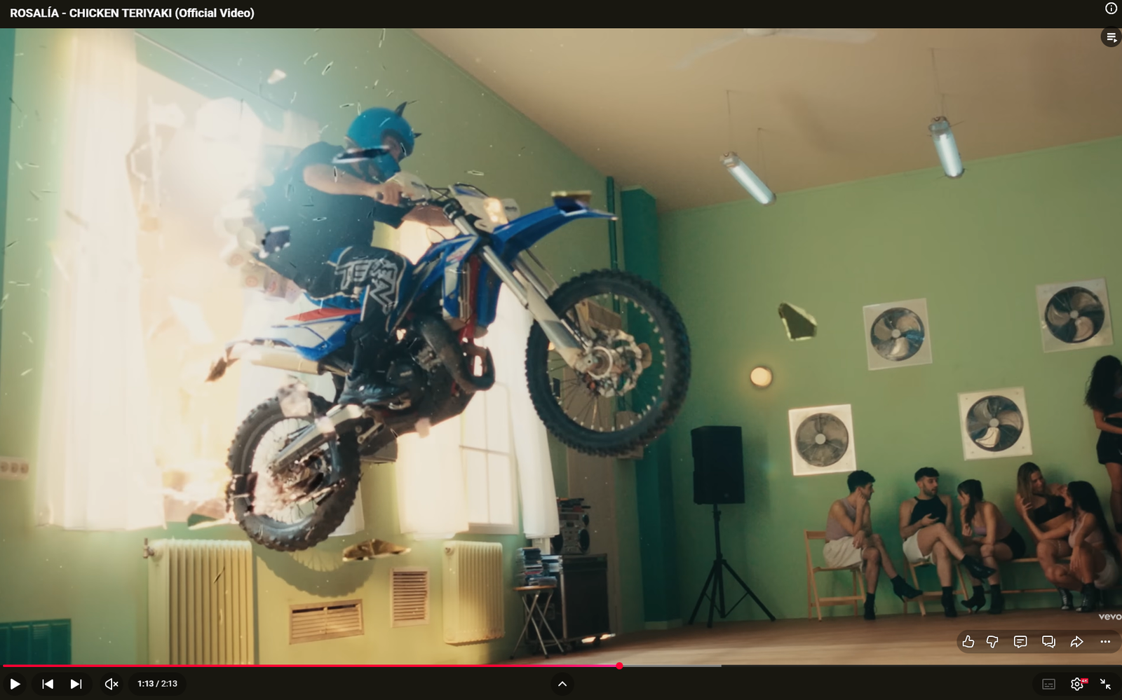Secuencia de pilotaje en moto del videoclip Chicken Teriyaki