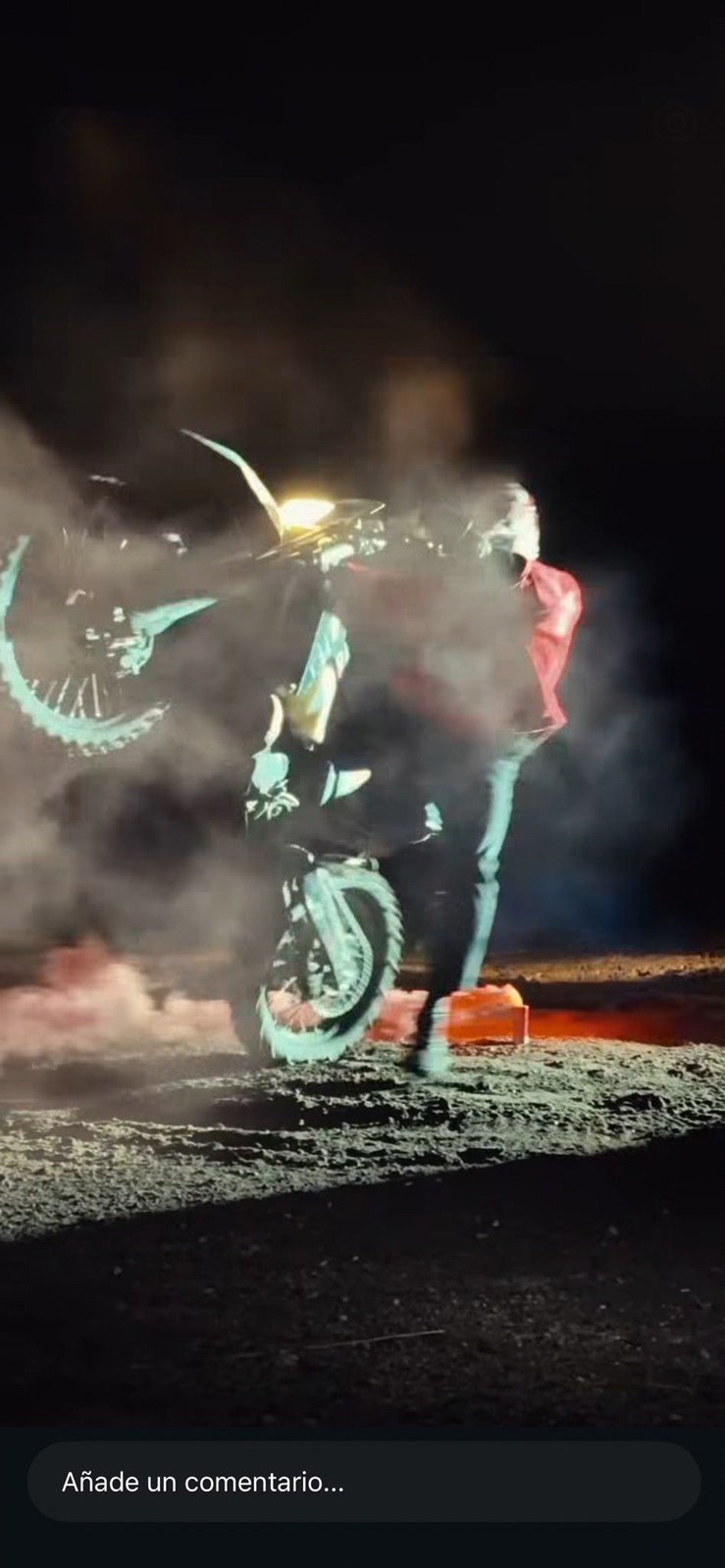 Secuencia de acción con la moto elevada en la producción de Crush